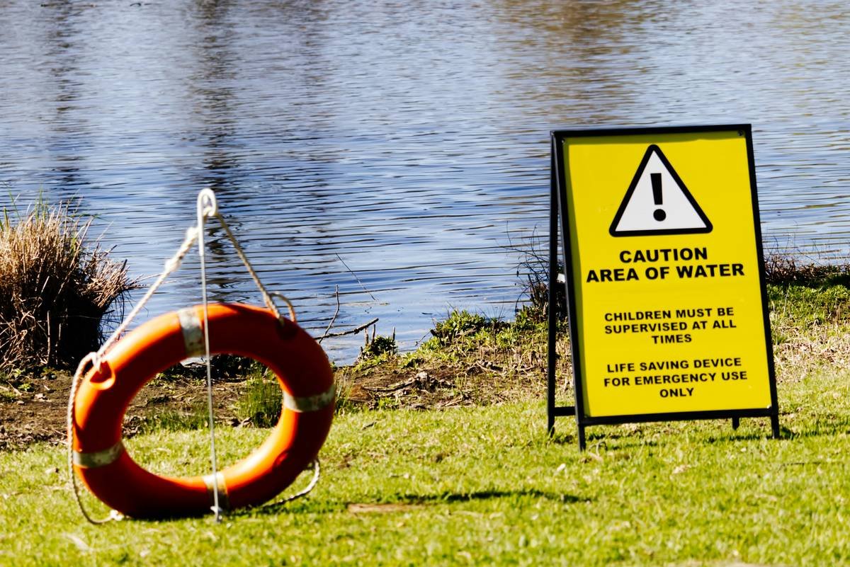 An illustrated infographic showing how env risk audits reduce costs and improve savings.