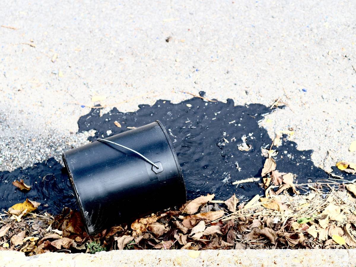 Diagram showing layers of pollution risks affecting industries such as manufacturing, agriculture, and logistics