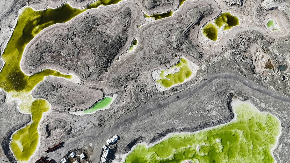 Diagram showing 4 components of an eco pollution profile: materials used, storage practices, waste disposal methods, and emergency response plans