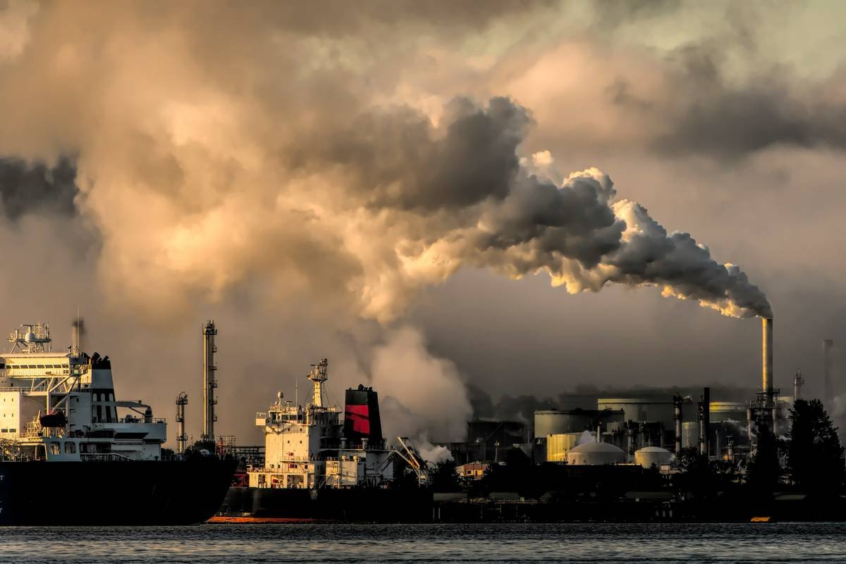 Bar chart showing average pollution cleanup costs by incident type: oil spill ($285K), chemical leak ($190K), mold remediation ($75K), groundwater contamination ($410K). Source: EPA 2023.