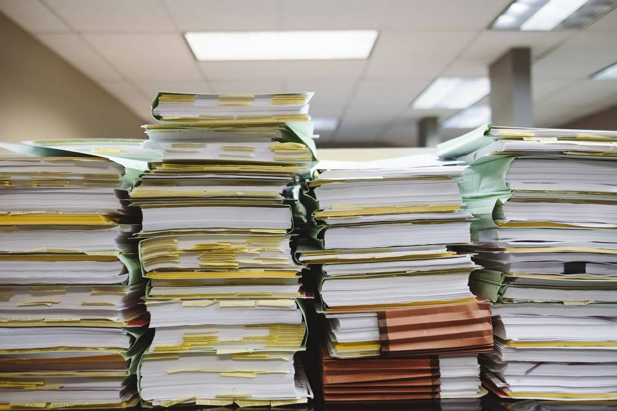 Flowchart showing the 6-step env claim procedure: discovery → insurer notice → regulatory reporting → investigation → remediation plan → settlement